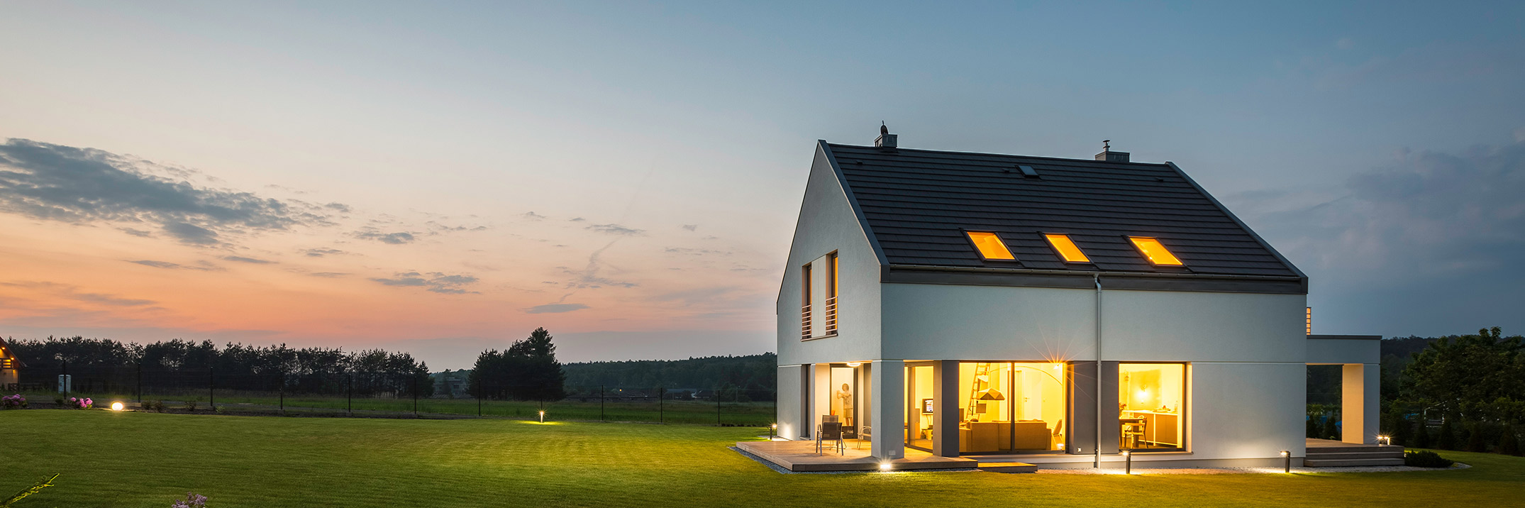 Maison éclairée grâce à la domotique Maison bénéficiant d'un système domotique