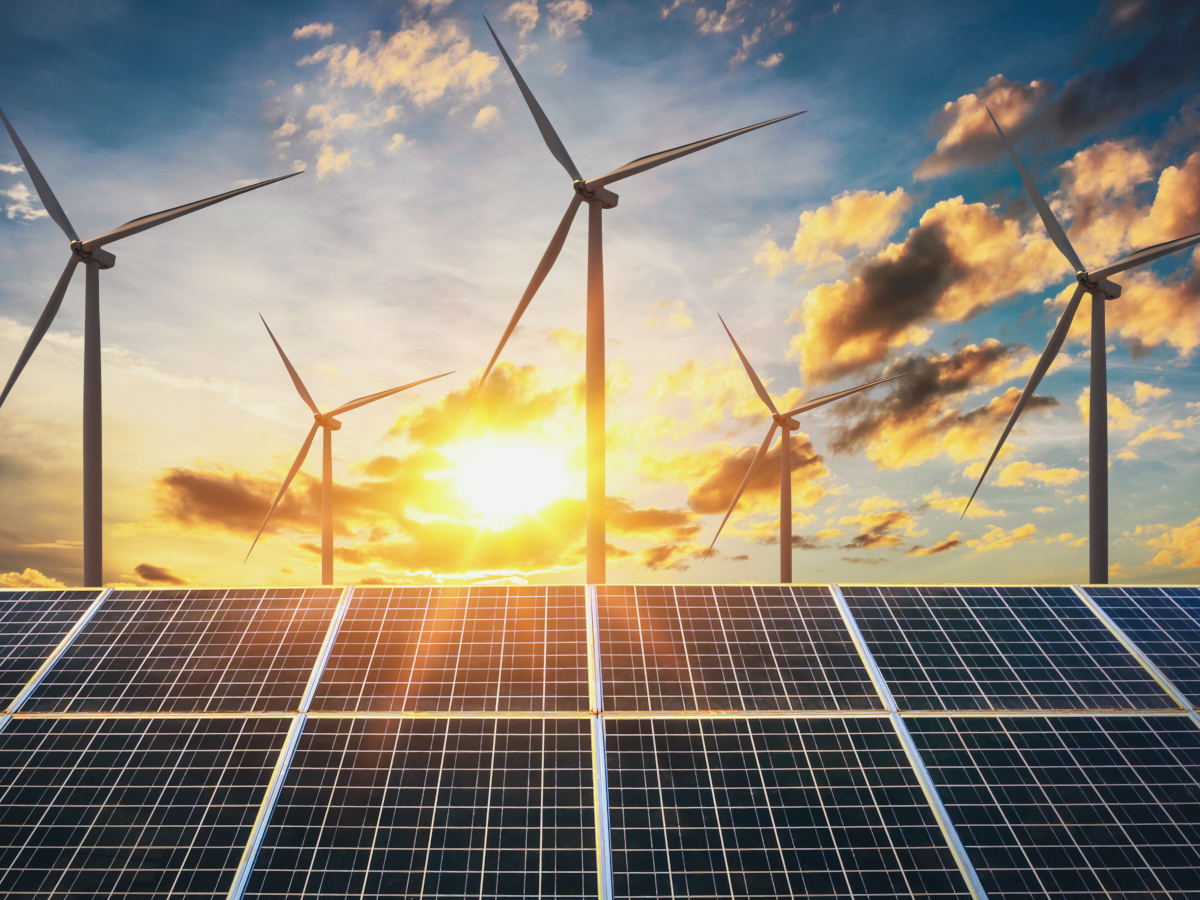 Énergies renouvelables électricité Soleil se levant sur un champ éolien et de panneaux solaires